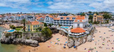 Cascais 'in havadan panoramik görüntüsü. Lizbon 'un 30 km batısında Portekiz' in Cascais bölgesinde. Praia da Rainha 'nın insansız hava aracı görüntüsü ve tarihi şehir merkezi Cascais, Portekiz