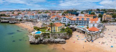 Cascais 'in havadan panoramik görüntüsü. Lizbon 'un 30 km batısında Portekiz' in Cascais bölgesinde. Praia da Rainha 'nın insansız hava aracı görüntüsü ve tarihi şehir merkezi Cascais, Portekiz