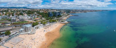 Cascais 'in havadan panoramik görüntüsü. Lizbon 'un 30 km batısında Portekiz' in Cascais bölgesinde. Praia da Rainha 'nın insansız hava aracı görüntüsü ve tarihi şehir merkezi Cascais, Portekiz