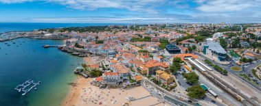Cascais 'in havadan panoramik görüntüsü. Lizbon 'un 30 km batısında Portekiz' in Cascais bölgesinde. Praia da Rainha 'nın insansız hava aracı görüntüsü ve tarihi şehir merkezi Cascais, Portekiz