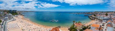Cascais 'in havadan panoramik görüntüsü. Lizbon 'un 30 km batısında Portekiz' in Cascais bölgesinde. Praia da Rainha 'nın insansız hava aracı görüntüsü ve tarihi şehir merkezi Cascais, Portekiz