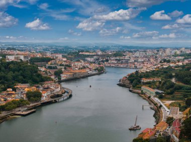 Portekiz 'deki Douro nehri üzerindeki Luis I Bridge ile Avrupa şehri Porto' nun hava manzarası, hava manzarası. Porto 'daki Dom Luis Köprüsü' nün panoramik hava görüntüsü