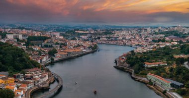 Portekiz 'deki Douro nehri üzerindeki Luis I Bridge ile Avrupa şehri Porto' nun hava manzarası, hava manzarası. Porto 'daki Dom Luis Köprüsü' nün panoramik hava görüntüsü