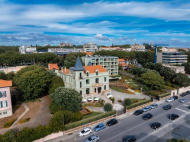 Portekiz 'deki Atlantik Okyanusu kıyısındaki güzel lüks otel villasının hava manzarası..