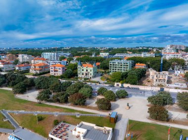 Portekiz 'deki Atlantik Okyanusu kıyısındaki güzel lüks otel villasının hava manzarası..