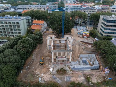 Eski binanın yıkım süreci hava görüntüsünü söküyor. Kazıcı evi yıkıyor. Yeni gelişmeler için harap olmuş konutların tahrip edilmesi