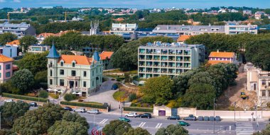 Portekiz 'deki Atlantik Okyanusu kıyısındaki güzel lüks otel villasının hava manzarası..