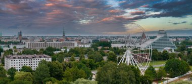 Riga, Letonya 'da gözlem çarkının yapımı. Riga 'nın merkezindeki Zafer Parkı' nda güzel bir dönme dolap. Eski kasabanın güzel manzarası var..