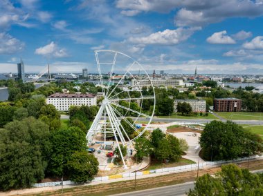 Riga, Letonya 'da gözlem çarkının yapımı. Riga 'nın merkezindeki Zafer Parkı' nda güzel bir dönme dolap. Eski kasabanın güzel manzarası var..