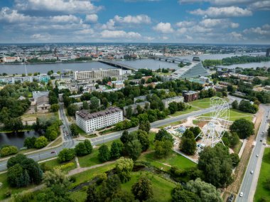 Riga, Letonya 'da gözlem çarkının yapımı. Riga 'nın merkezindeki Zafer Parkı' nda güzel bir dönme dolap. Eski kasabanın güzel manzarası var..