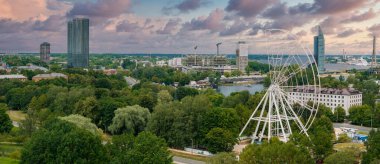 Riga, Letonya 'da gözlem çarkının yapımı. Riga 'nın merkezindeki Zafer Parkı' nda güzel bir dönme dolap. Eski kasabanın güzel manzarası var..