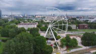 Riga, Letonya 'da gözlem çarkının yapımı. Riga 'nın merkezindeki Zafer Parkı' nda güzel bir dönme dolap. Eski kasabanın güzel manzarası var..