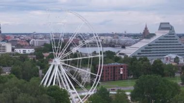 Riga, Letonya 'da gözlem çarkının yapımı. Riga 'nın merkezindeki Zafer Parkı' nda güzel bir dönme dolap. Eski kasabanın güzel manzarası var..