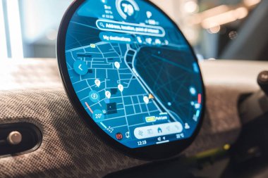 Park Lane 'in şu anki saati 12: 19 olan şehir haritası ve 20 C sıcaklığında yüksek teknoloji araç navigasyon ekranı. Kentsel bir ortamda şık tasarım.