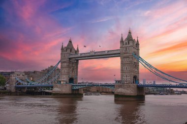 İngiltere, Londra 'daki Iconic Tower Bridge' de, çarpıcı bir günbatımı sırasında pembe, mor ve turuncu renklerle. Thames nehri çağdaş ve tarihi binalarla çevrili..