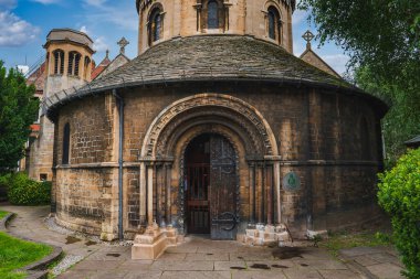 Cambridge, İngiltere 'deki Yuvarlak Kilise, ya da Kutsal Mezar Kilisesi, ender bulunan bir dairesel tasarım, konik çatı ve yeşillikle çevrili oyulmuş kemerli girişe sahiptir..