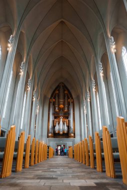 Reykjavik, İzlanda 'daki Hallgrimskirkja' nın minimalist ve modernist tasarımı, uzun kemerli tavan, ahşap sıralar ve büyük bir boru orgu içeriyor..