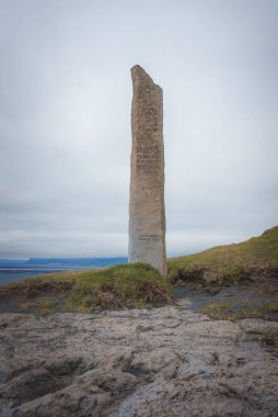 Okyanus ve kayalıklara bakan çimenli bir tepede İzlanda yazıtları olan uzun taş bir anıt. İzlanda 'nın ilk İskandinav yerleşimcisi Ingolfur Arnarson anısına..