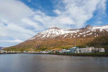İzlanda 'da karla kaplı bir dağın eteklerine kurulmuş resim gibi bir kasaba. Küçük bir şelalesi olan sakin bir su kütlesi boyunca geleneksel ve modern mimari özellikleri var..