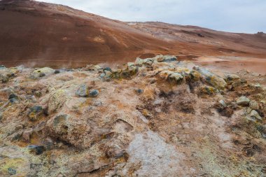 İzlanda 'da dumanı tüten fümerolleri, renkli mineral yatakları ve bulutlu gökyüzünün altında çorak tepeleri olan bir jeotermal alan İzlanda' nın benzersiz manzarasını gözler önüne seriyor..