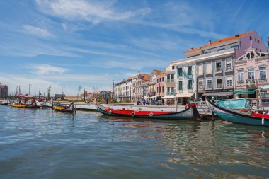 Çekici pastel renkli binalar ve geleneksel Portekiz mimarisi Portekiz 'in Aveiro kentindeki kanal boyunca hareketli moliceiro tekneleri limana yanaştı..