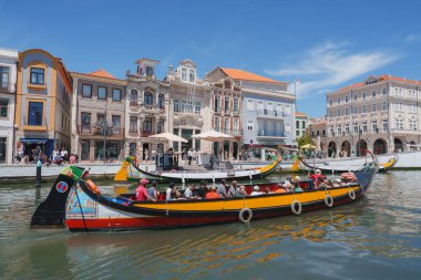 Portekiz, Aveiro 'daki büyüleyici kanallar ve renkli molisirolar. Geleneksel Portekiz mimarisi, açık mavi gökyüzü altında karmaşık cepheleri ve canlı renkleriyle.