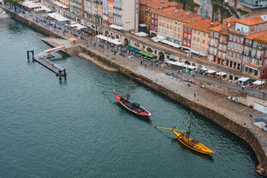 Portos Ribeira bölgesinde kafeleri, restoranları ve Douro Nehri 'nde geleneksel Rabelo tekneleri olan bir liman. Yayalarla dolu canlı bir atmosfer.
