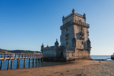 Portekiz 'in Lizbon kentindeki UNESCO Dünya Mirası Alanı olan ikonik Belem Kulesi' nde Manueline mimarisi sergileniyor. Tahta bir geçidi olan Tagus Nehri 'nde duruyor..