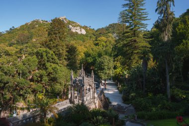 Gotik stil Quinta da Regaleira malikanesinin yer aldığı Sintra, Portekiz 'in yemyeşil manzarasını keşfedin. Kilisenin ve bahçe yollarının karmaşık taş işçiliği cazibe katıyor..