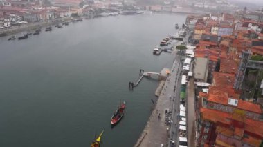 Porto, Portekiz manzarası, renkli Ribeira bölgesi, Clerigos Kulesi ve Piskopos Sarayı. Geleneksel Rabelo tekneleri Douro Nehri 'ni dramatik bulutların altında noktalıyor..