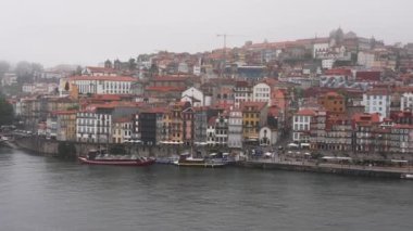 Porto, Portekiz manzarası, renkli Ribeira bölgesi, Clerigos Kulesi ve Piskopos Sarayı. Geleneksel Rabelo tekneleri Douro Nehri 'ni dramatik bulutların altında noktalıyor..
