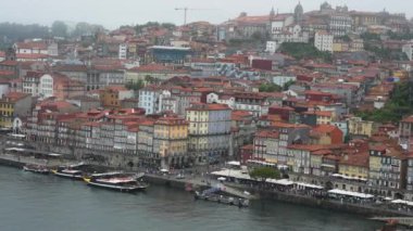 Porto, Portekiz manzarası, renkli Ribeira bölgesi, Clerigos Kulesi ve Piskopos Sarayı. Geleneksel Rabelo tekneleri Douro Nehri 'ni dramatik bulutların altında noktalıyor..