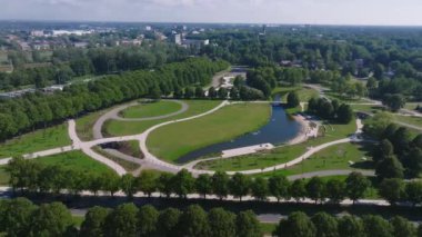 Riga, Letonya 'da göletli ve yaya yürüyüşlü yeni tasarlanmış Zafer Parkı. Riga Merkezi yakınlarındaki parkın havadan görüntüsü.