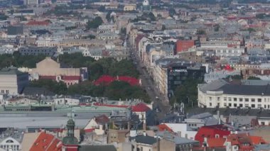 Letonya 'daki Riga eski kasabasının havadan görünüşü. Güneşli Yaz Gününde Riga Şehri. Ünlü Landmark - Riga Dome Katedrali