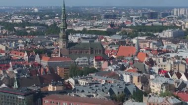 Letonya 'daki Riga eski kasabasının havadan görünüşü. Güneşli Yaz Gününde Riga Şehri. Ünlü Landmark - Riga Dome Katedrali