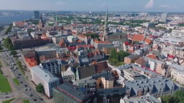 Letonya 'daki Riga eski kasabasının havadan görünüşü. Güneşli Yaz Gününde Riga Şehri. Ünlü Landmark - Riga Dome Katedrali