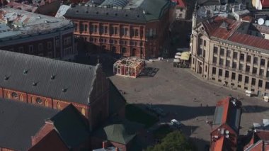Letonya 'daki Riga eski kasabasının havadan görünüşü. Güneşli Yaz Gününde Riga Şehri. Ünlü Landmark - Riga Dome Katedrali