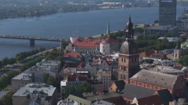 Letonya 'daki Riga eski kasabasının havadan görünüşü. Güneşli Yaz Gününde Riga Şehri. Ünlü Landmark - Riga Dome Katedrali