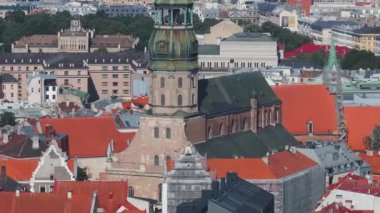 Letonya 'daki Riga eski kasabasının havadan görünüşü. Güneşli Yaz Gününde Riga Şehri. Ünlü Landmark - Riga Dome Katedrali