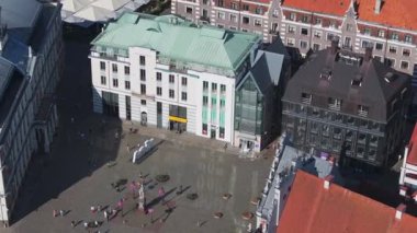 Letonya 'daki Riga eski kasabasının havadan görünüşü. Güneşli Yaz Gününde Riga Şehri. Ünlü Landmark - Riga Dome Katedrali