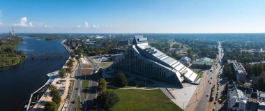 Riga, Letonya. Milli Kütüphane Binası, hava görünümünü Castle of Light veya Gaismas Pils adlı. Daugava sol yakasında, yaz yeşil peyzaj manzarası arka plan ile ünlü dönüm noktası