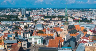 Letonya 'daki Riga eski kasabasının havadan görünüşü. Güneşli Yaz Gününde Riga Şehri. Ünlü Landmark - Riga Dome Katedrali