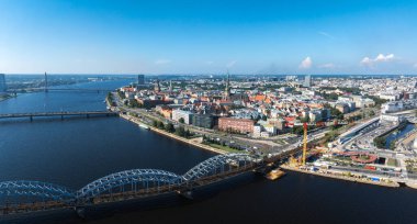 Letonya 'daki Riga eski kasabasının havadan görünüşü. Güneşli Yaz Gününde Riga Şehri. Ünlü Landmark - Riga Dome Katedrali