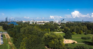 Riga, Letonya 'da gözlem çarkının yapımı. Riga 'nın merkezindeki Zafer Parkı' nda güzel bir dönme dolap. Eski kasabanın güzel manzarası var..