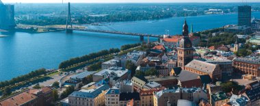 Letonya 'daki Riga eski kasabasının havadan görünüşü. Güneşli Yaz Gününde Riga Şehri. Ünlü Landmark - Riga Dome Katedrali