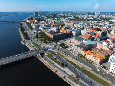 Letonya 'daki Riga eski kasabasının havadan görünüşü. Güneşli Yaz Gününde Riga Şehri. Ünlü Landmark - Riga Dome Katedrali