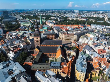 Letonya 'daki Riga eski kasabasının havadan görünüşü. Güneşli Yaz Gününde Riga Şehri. Ünlü Landmark - Riga Dome Katedrali
