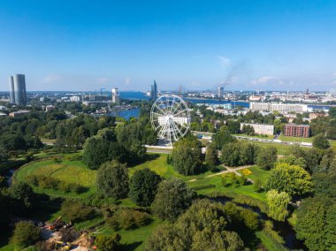 Riga, Letonya 'da gözlem çarkının yapımı. Riga 'nın merkezindeki Zafer Parkı' nda güzel bir dönme dolap. Eski kasabanın güzel manzarası var..
