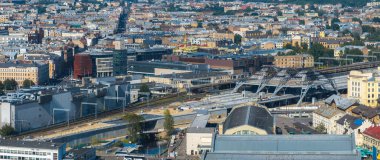 Riga 'nın merkezinde Demiryolu Baltica Projesi. Riga 'da yollar, demiryolları ve köprüler inşa ediliyor..