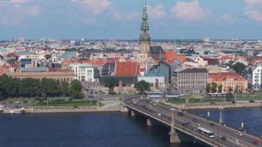 Letonya 'daki Riga eski kasabasının havadan görünüşü. Güneşli Yaz Gününde Riga Şehri. Ünlü Landmark - Riga Dome Katedrali